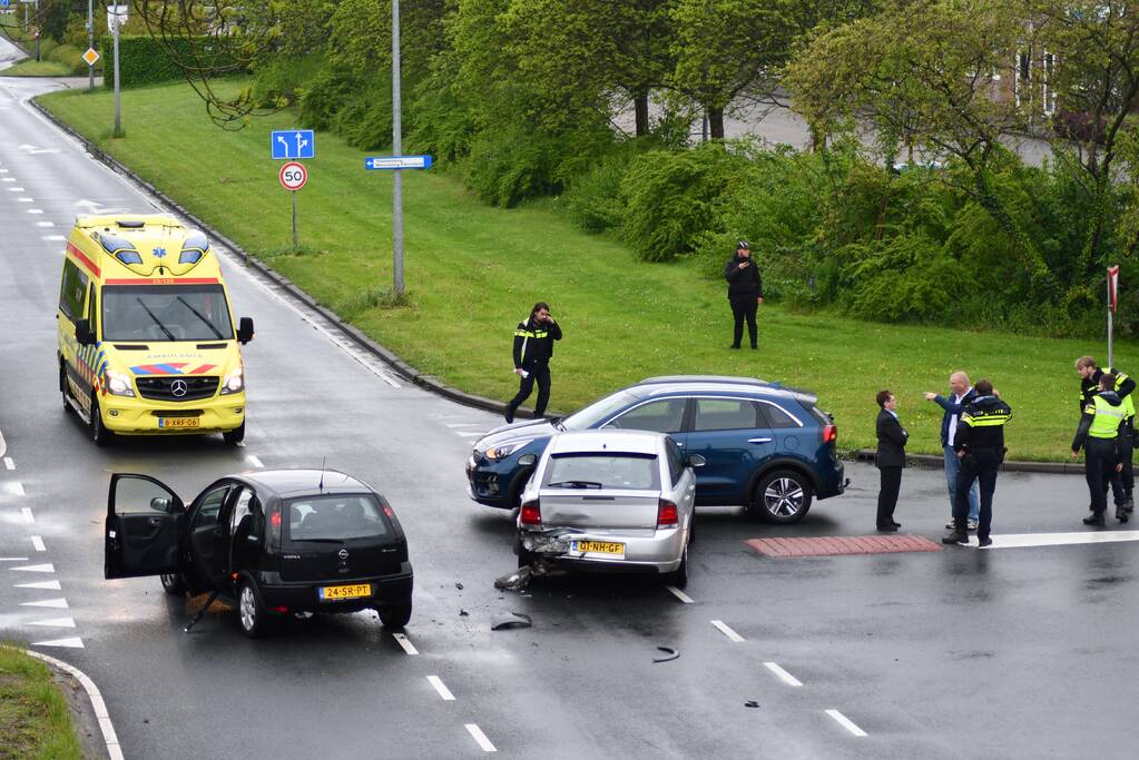 Ongeval tussen drie auto's op kruising