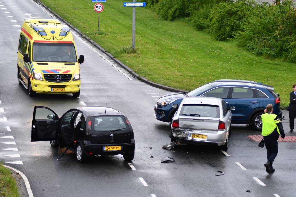 Ongeval tussen drie auto's op kruising