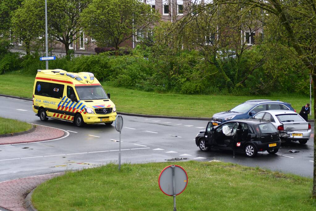 Ongeval tussen drie auto's op kruising