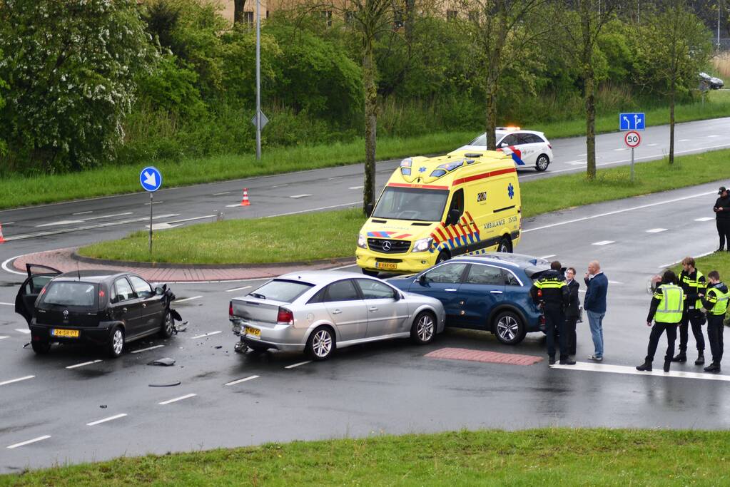 Ongeval tussen drie auto's op kruising