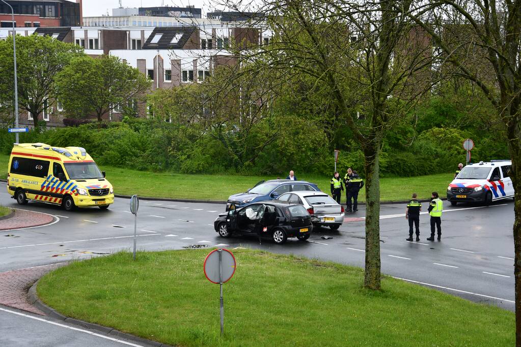 Ongeval tussen drie auto's op kruising