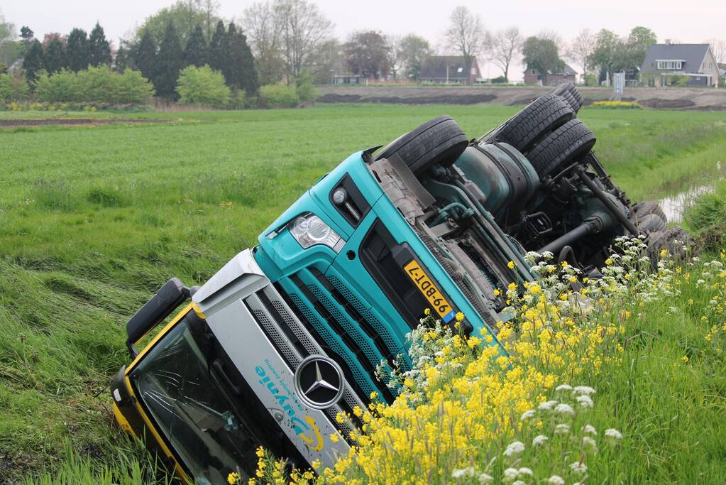 Vrachtwagen op z'n kop in de sloot