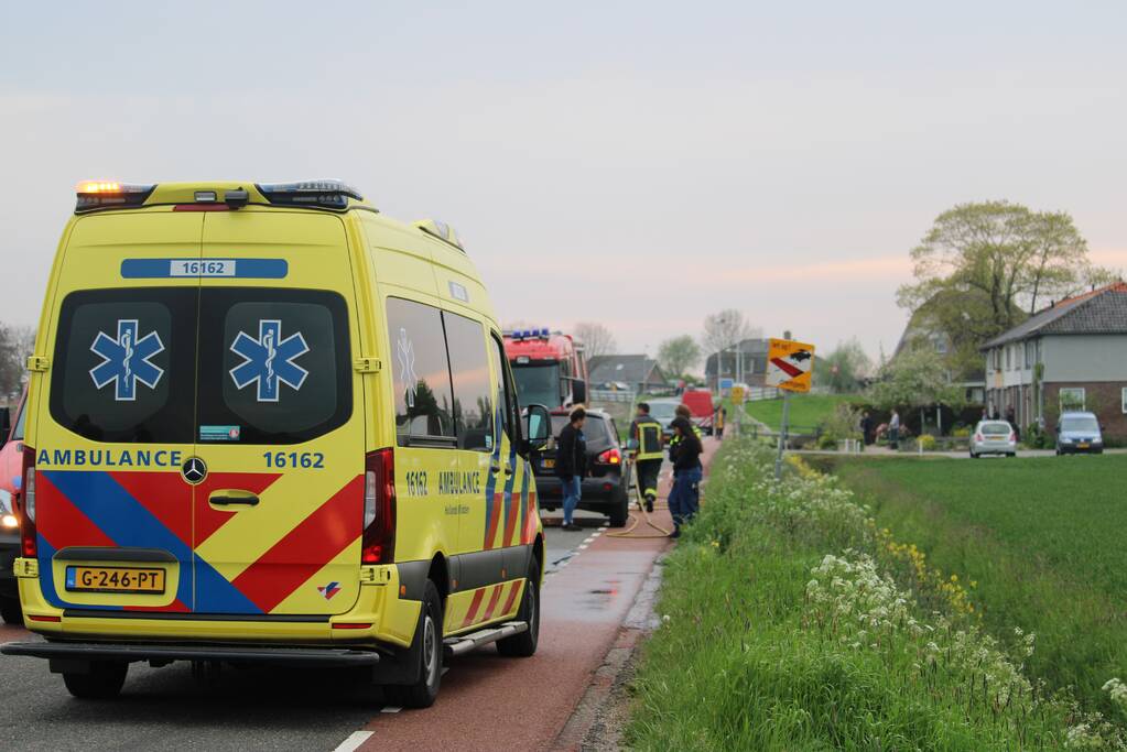 Vrachtwagen op z'n kop in de sloot