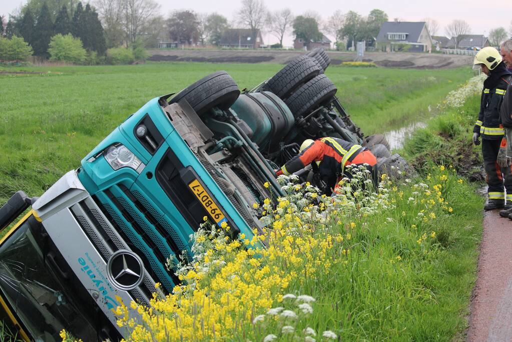 Vrachtwagen op z'n kop in de sloot