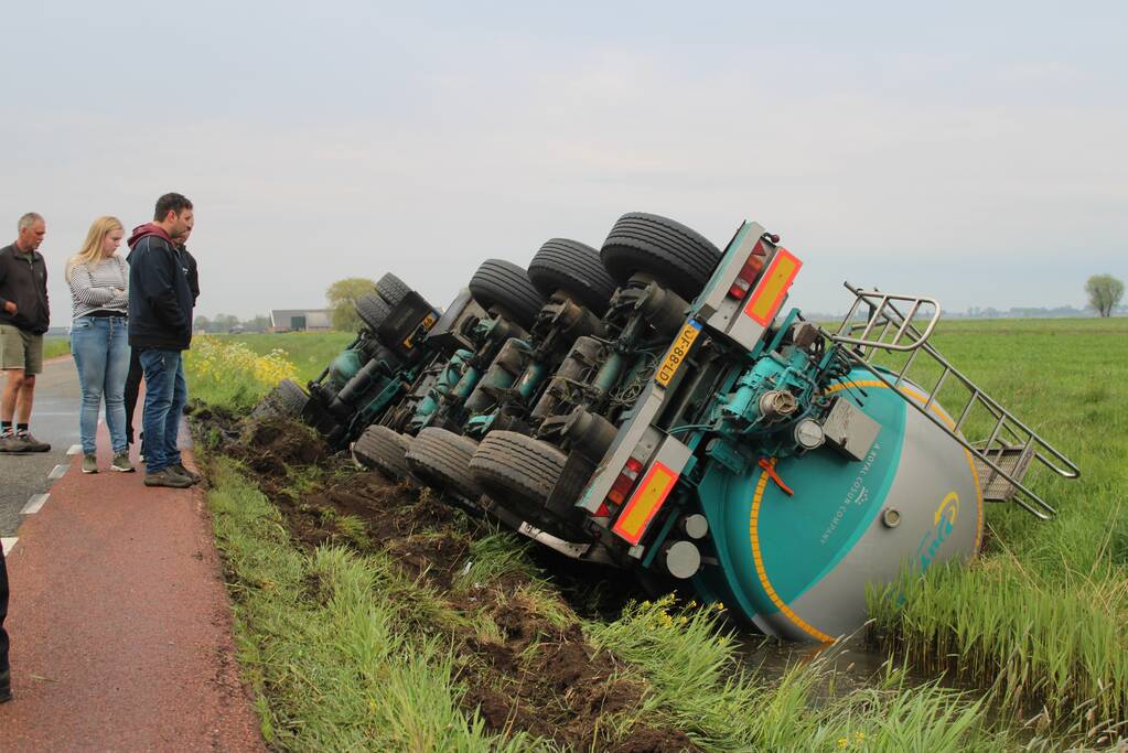 Vrachtwagen op z'n kop in de sloot