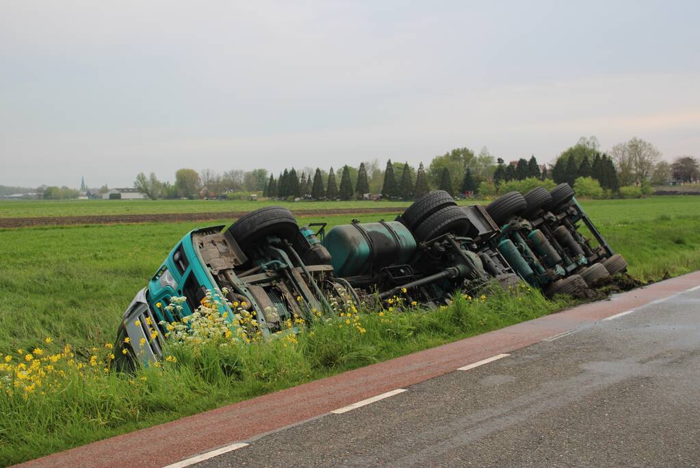 Vrachtwagen op z'n kop in de sloot