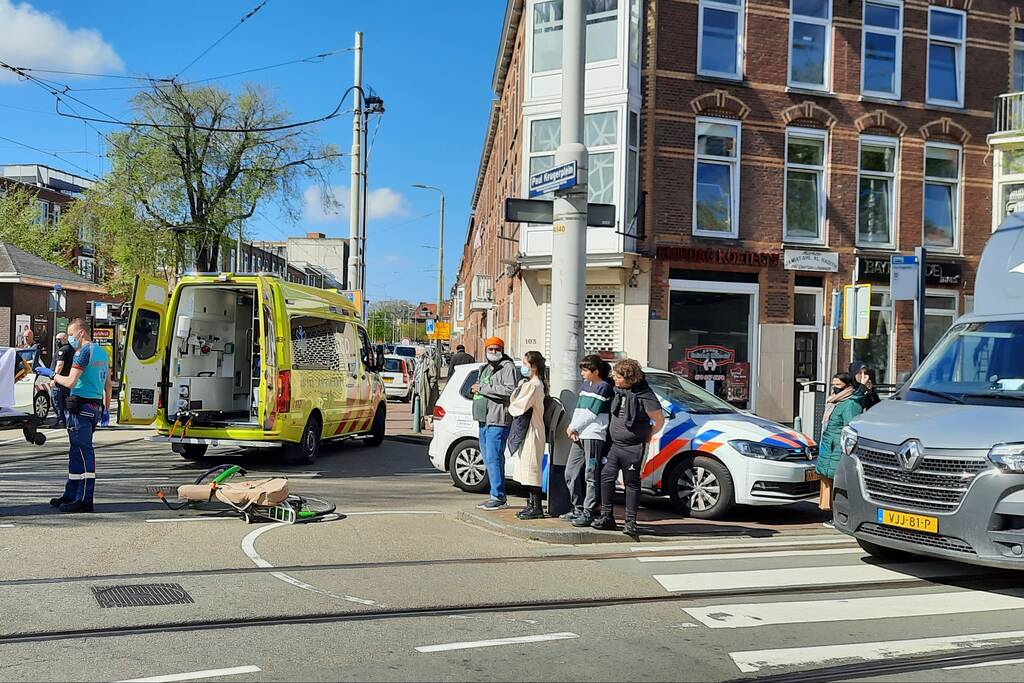 Fietser met gitaar gewond bij verkeersongeval