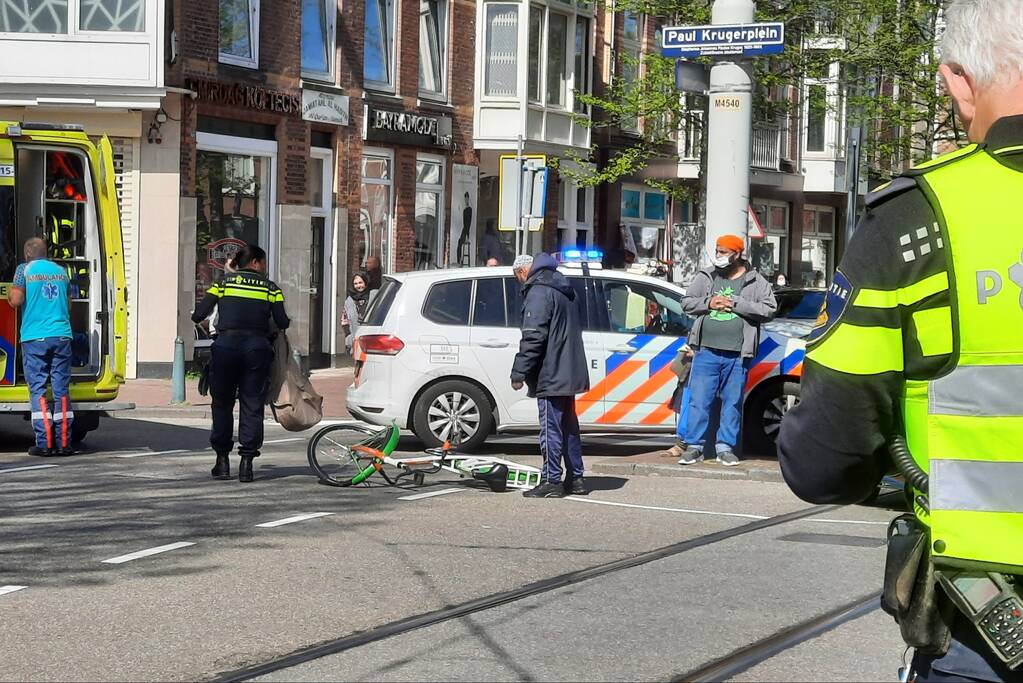 Fietser met gitaar gewond bij verkeersongeval