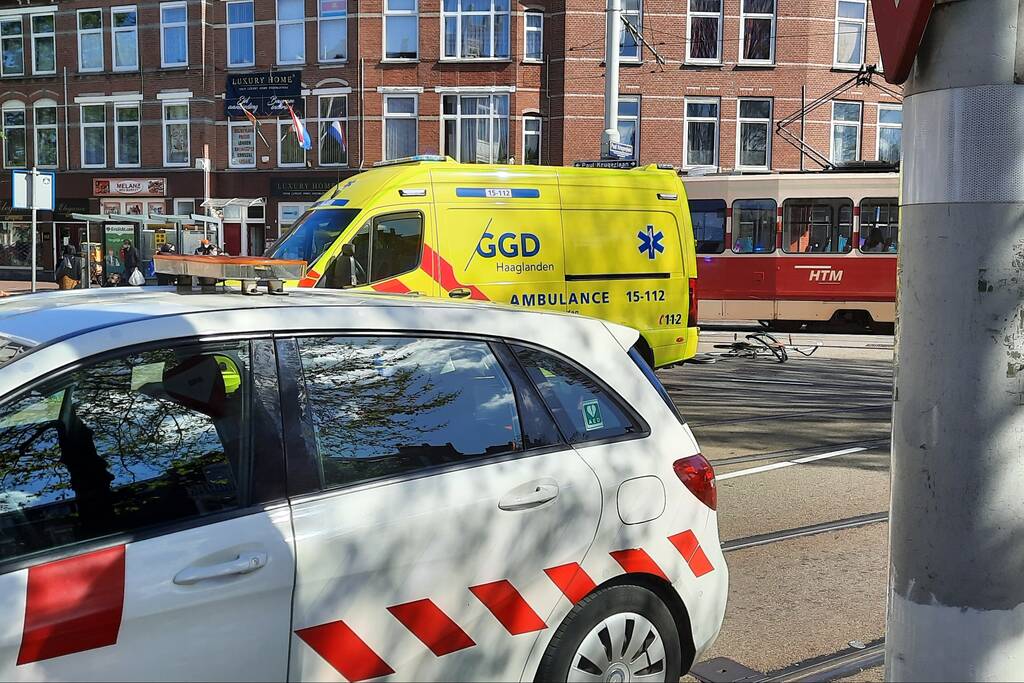 Fietser met gitaar gewond bij verkeersongeval