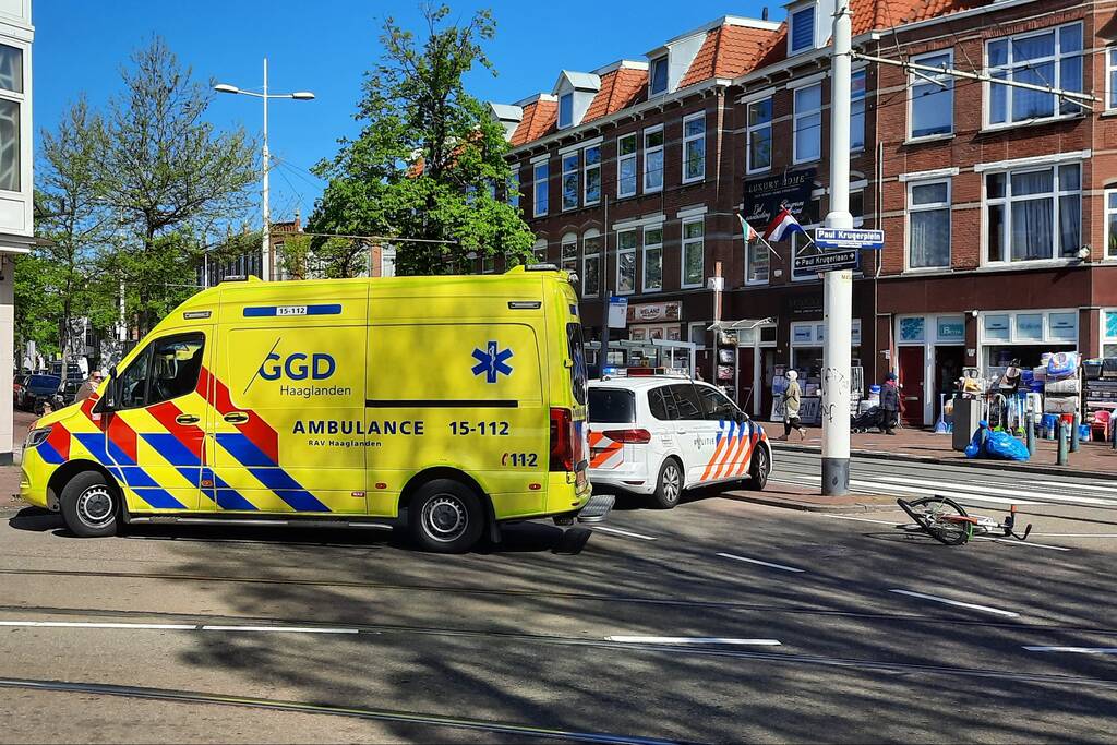 Fietser met gitaar gewond bij verkeersongeval