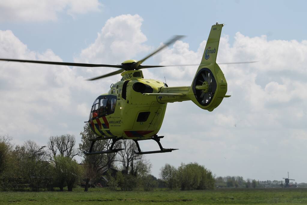 Brommerrijder zwaargewond bij verkeersongeval op kruising