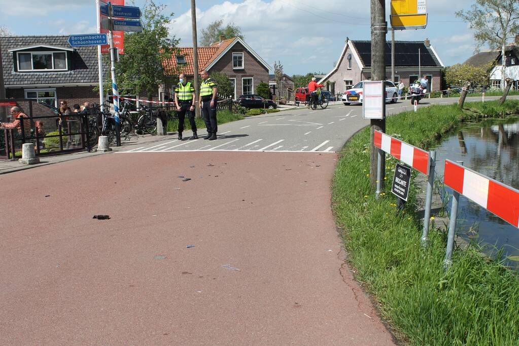Brommerrijder zwaargewond bij verkeersongeval op kruising