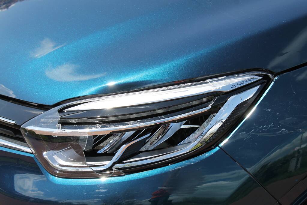 Brommerrijder zwaargewond bij verkeersongeval op kruising