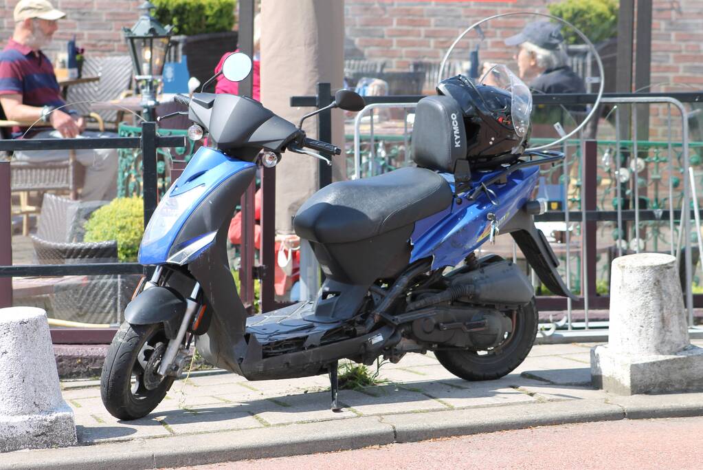 Brommerrijder zwaargewond bij verkeersongeval op kruising