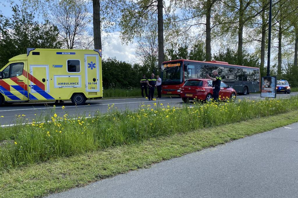 Aanrijding tussen personenauto en lijnbus op rotonde