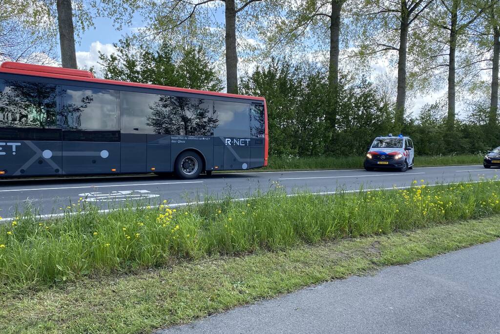 Aanrijding tussen personenauto en lijnbus op rotonde