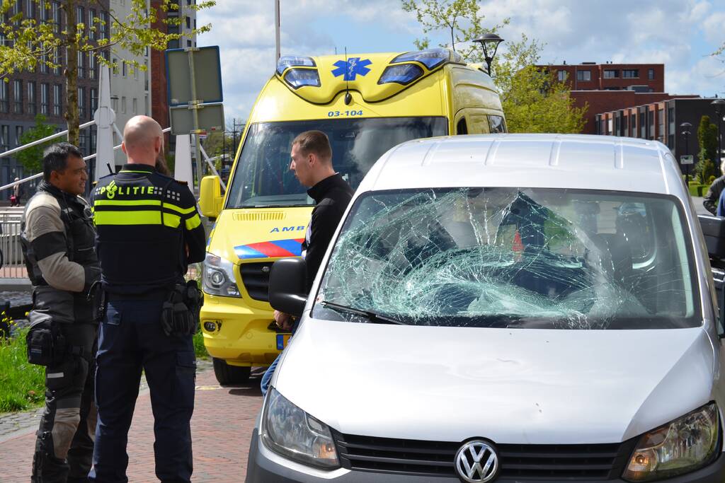 Fietser geschept door bestelwagen op kruising