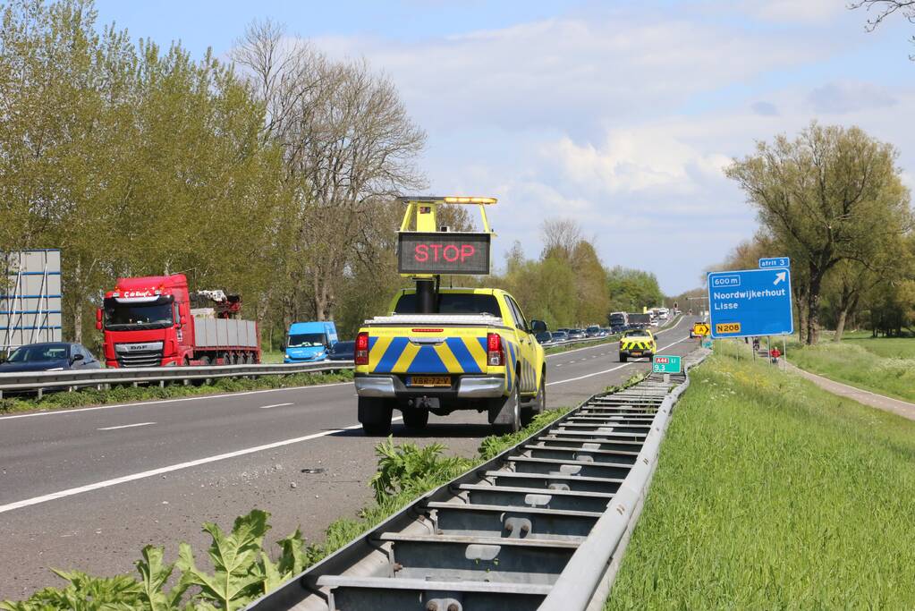 Zes voertuigen met lekke banden door stenen op de snelweg