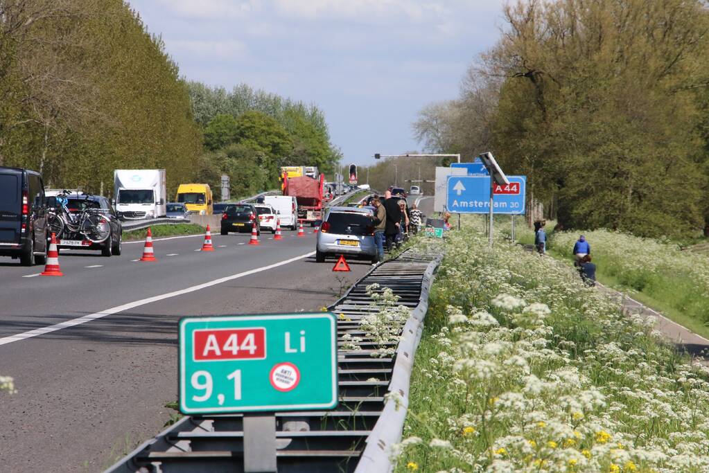 Zes voertuigen met lekke banden door stenen op de snelweg