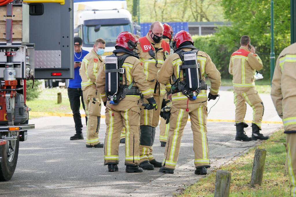 Vrachtwagen lekt vloeistof; brandweer doet onderzoek