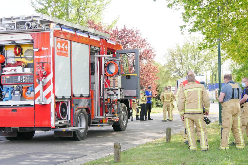 Vrachtwagen lekt vloeistof; brandweer doet onderzoek