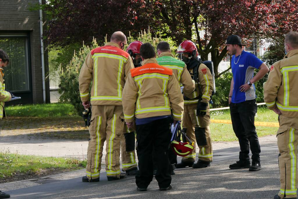 Vrachtwagen lekt vloeistof; brandweer doet onderzoek