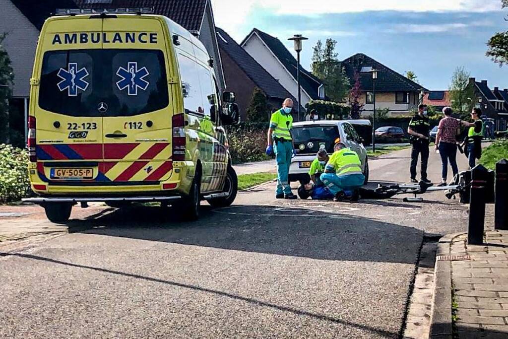 Maaltijdbezorger gewond door botsing met personenauto