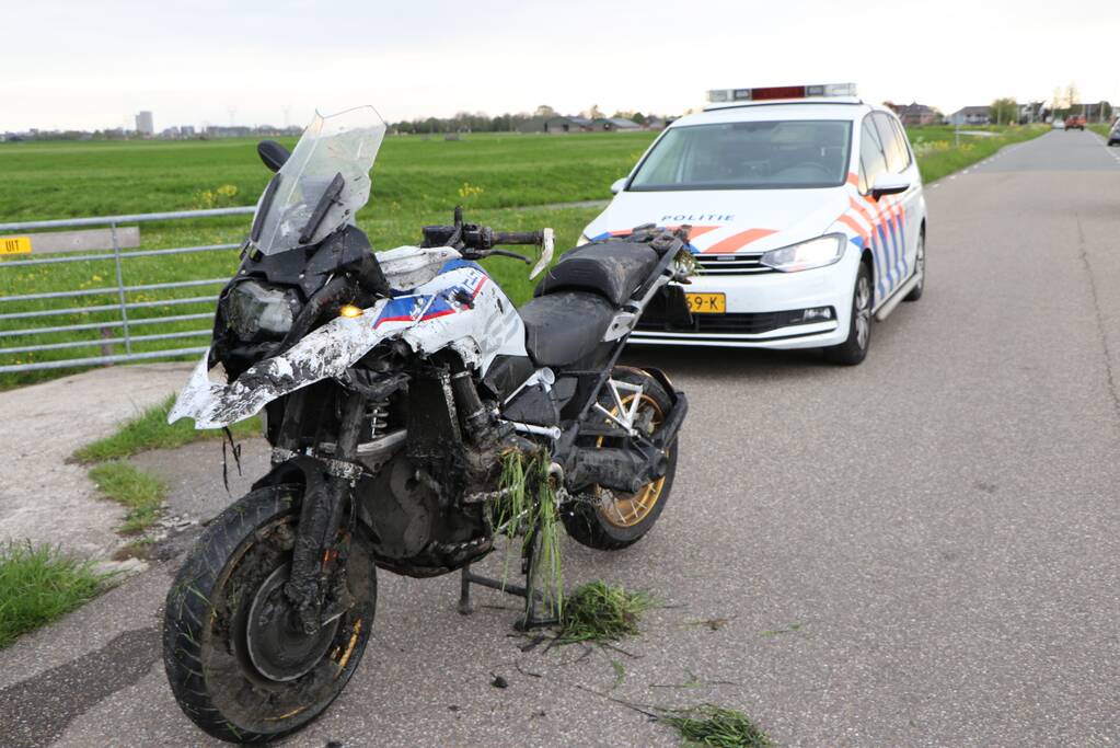Motorrijder belandt in sloot