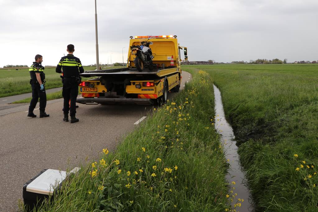 Motorrijder belandt in sloot