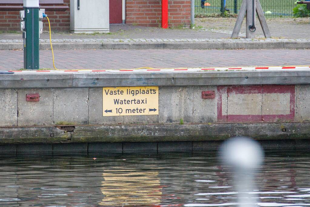 Scooter raakt te water bij ligplaats van watertaxi