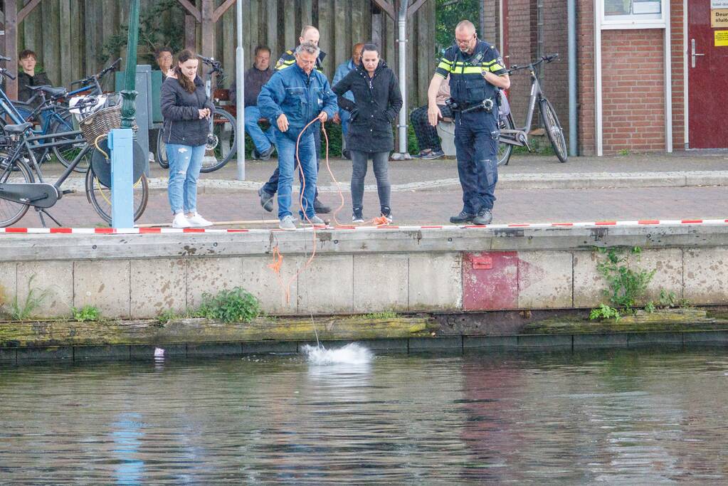Scooter raakt te water bij ligplaats van watertaxi