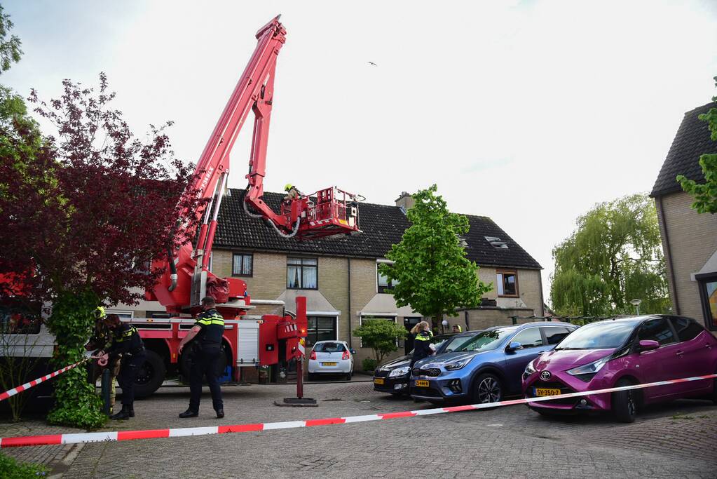 Brandweer blust brand in schoorsteen van woning