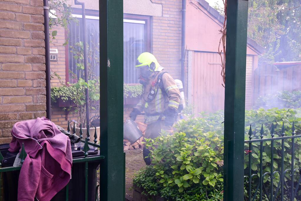 Brandweer blust brand in schoorsteen van woning