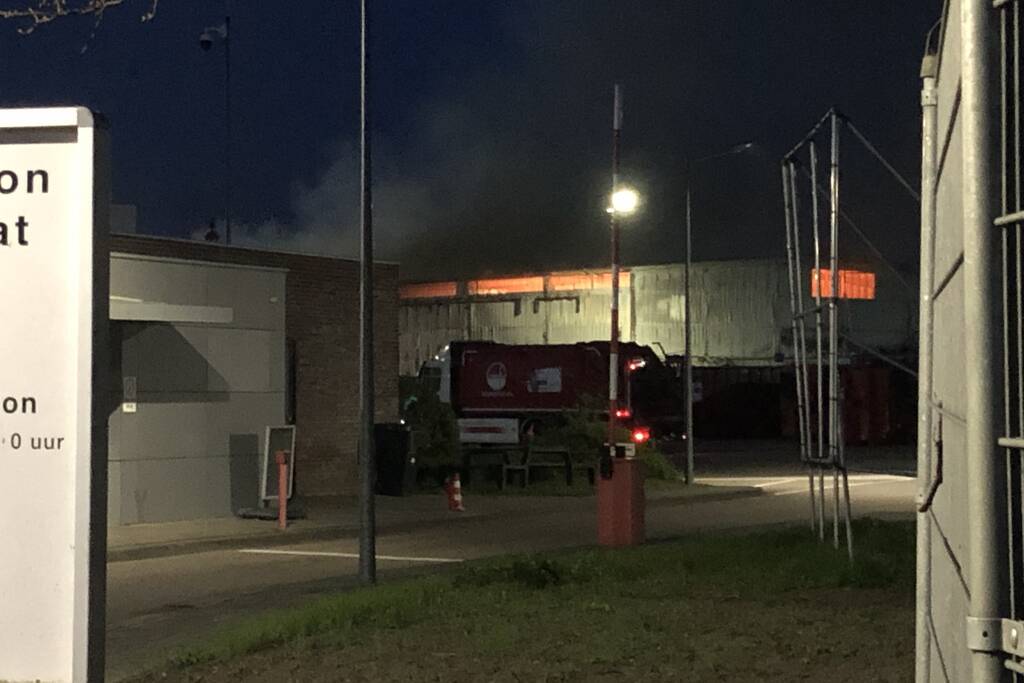 Grote brand in loods van vuilstort