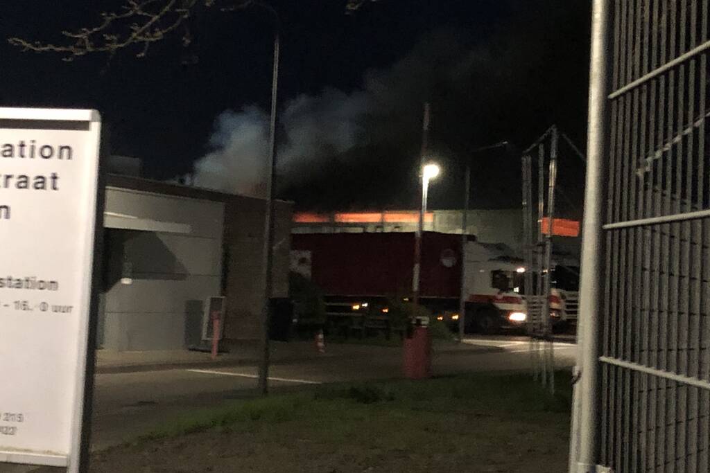 Grote brand in loods van vuilstort