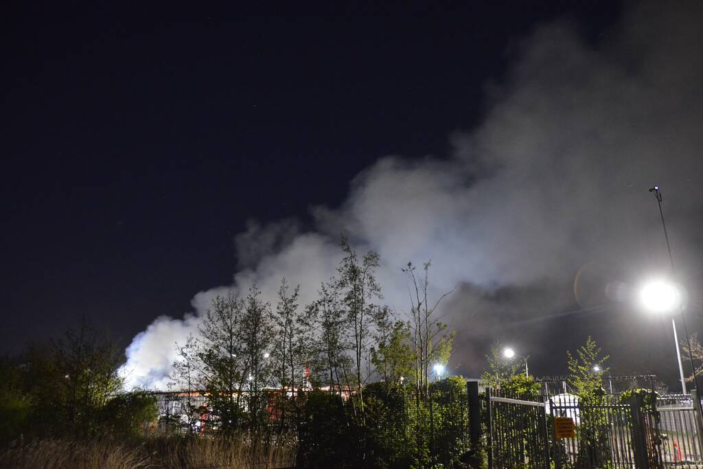 Grote brand in loods van vuilstort