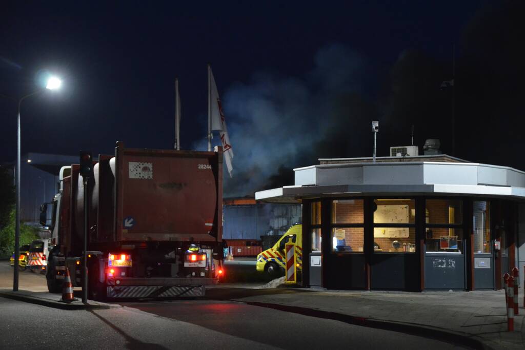 Grote brand in loods van vuilstort