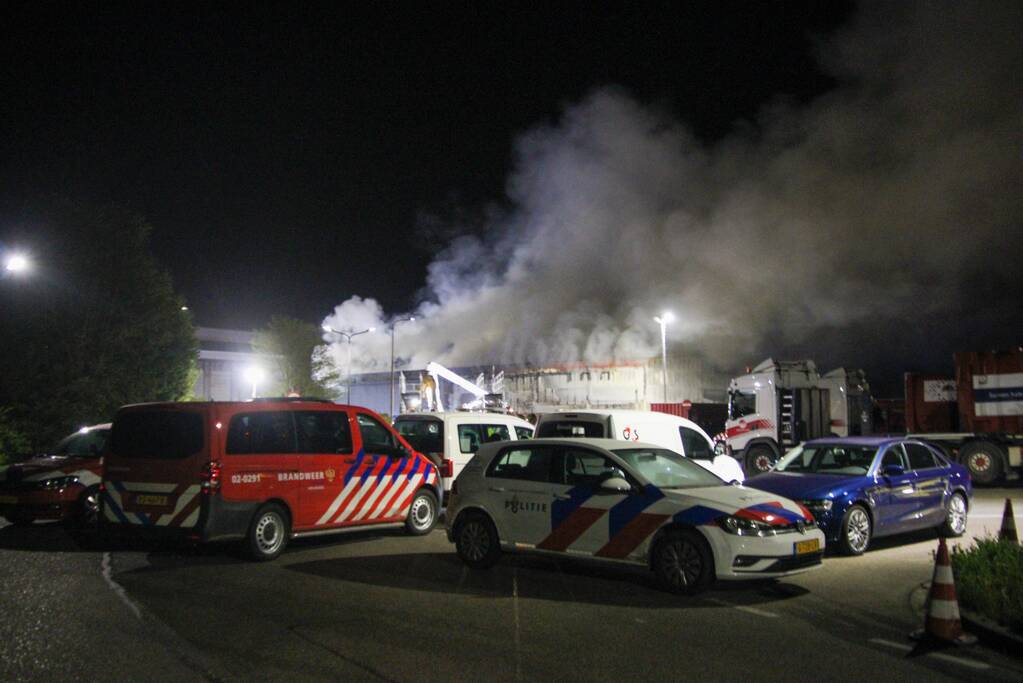 Grote brand in loods van vuilstort