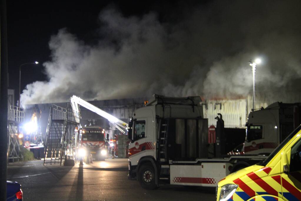 Grote brand in loods van vuilstort