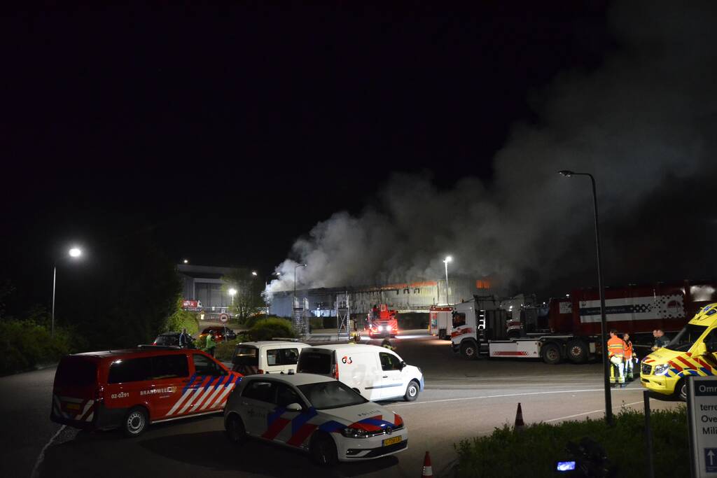 Grote brand in loods van vuilstort