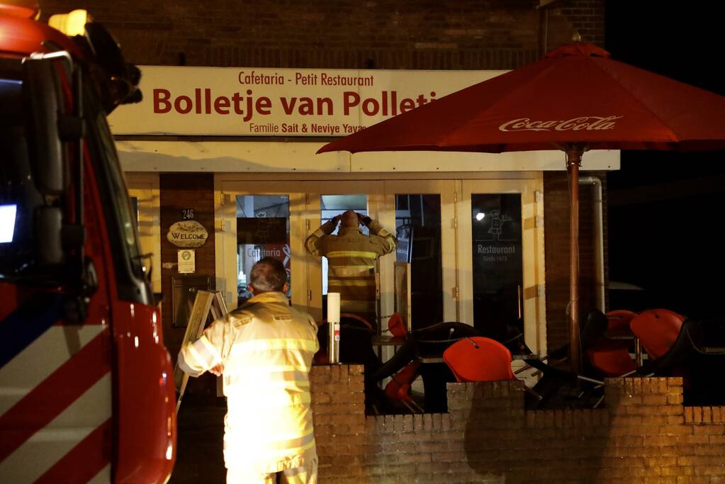 Brandweer doet onderzoek naar vreemde lucht in snackbar Bolletje van Polletje