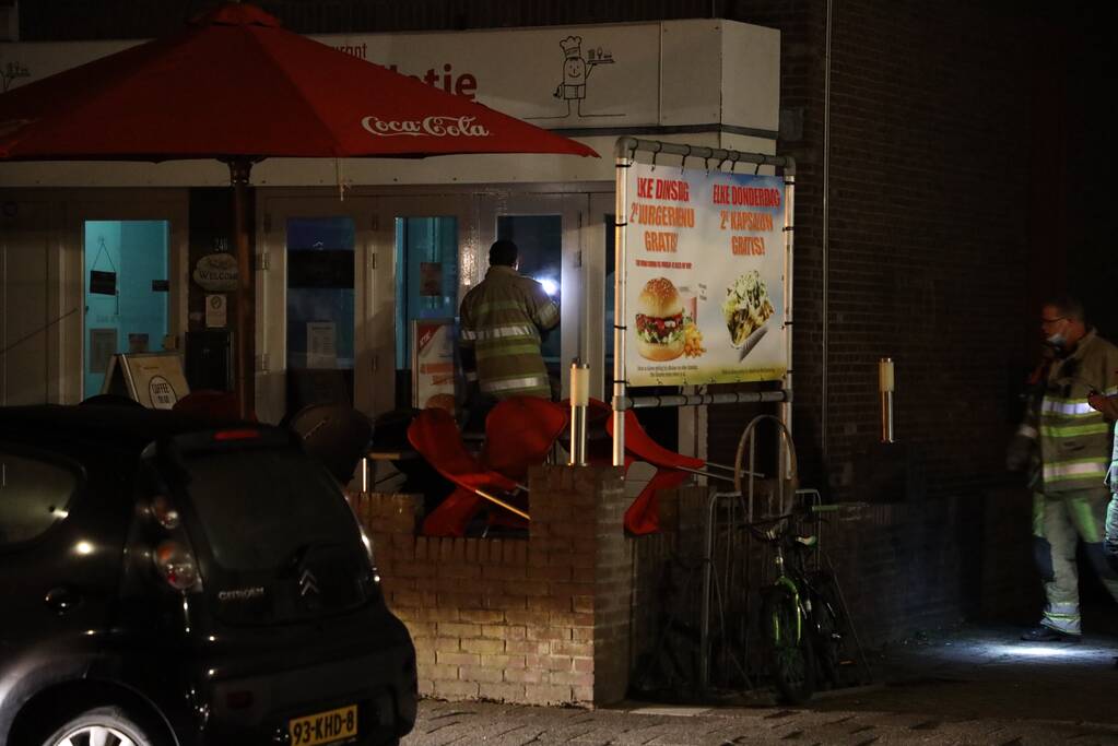 Brandweer doet onderzoek naar vreemde lucht in snackbar Bolletje van Polletje
