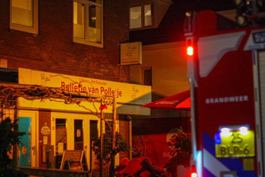 Brandweer doet onderzoek naar vreemde lucht in snackbar Bolletje van Polletje