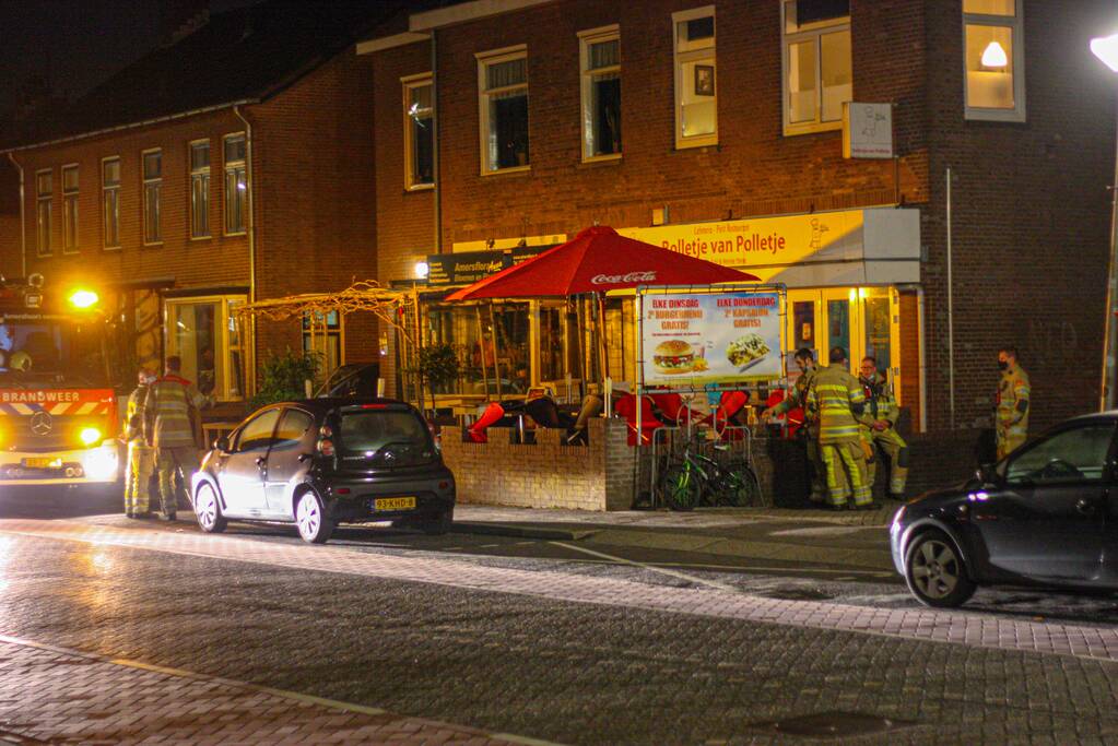 Brandweer doet onderzoek naar vreemde lucht in snackbar Bolletje van Polletje