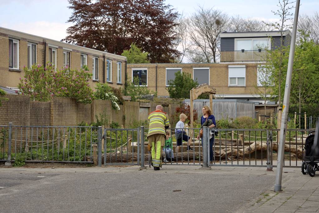 Brandweer bevrijdt kind uit toegangshek
