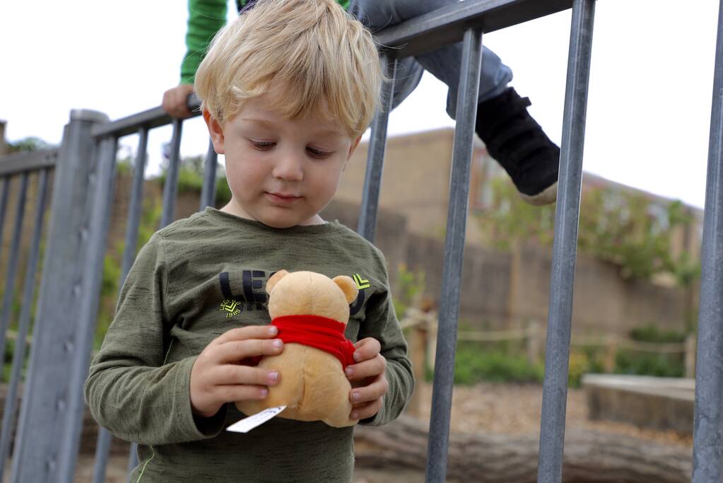 Brandweer bevrijdt kind uit toegangshek