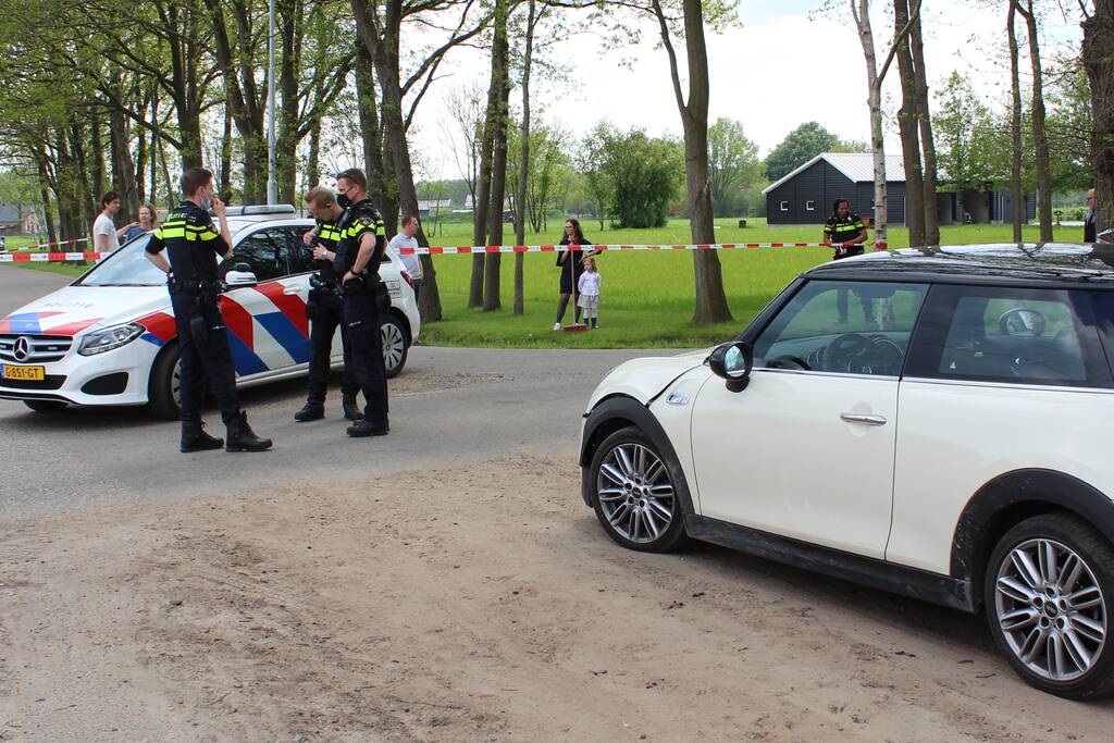 Auto op z'n kop na ongeval