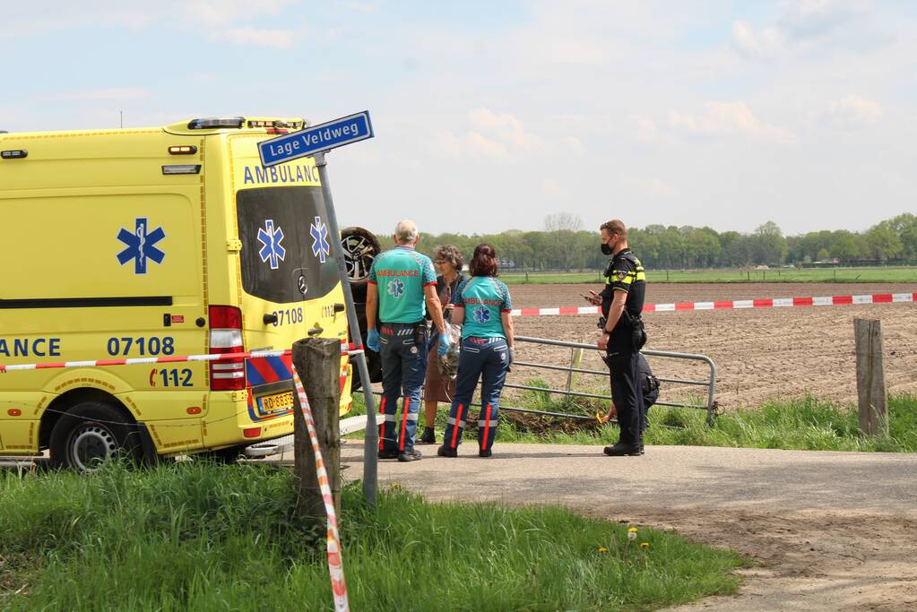 Auto op z'n kop na ongeval