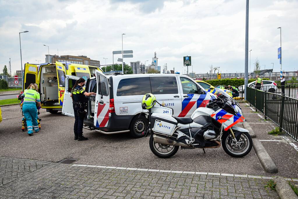 Personenauto schiet van snelweg en botst tegen meerdere personen