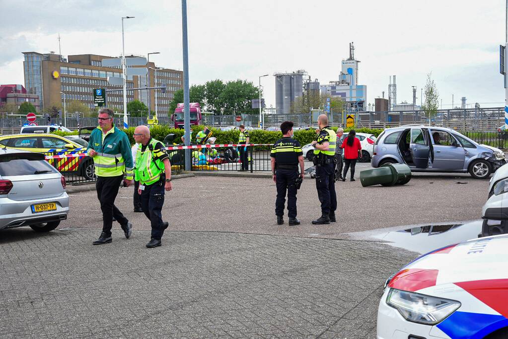 Personenauto schiet van snelweg en botst tegen meerdere personen